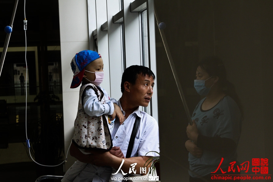 Yang's family waits for the next medical examination. (Photo/vip.people.com.cn) 