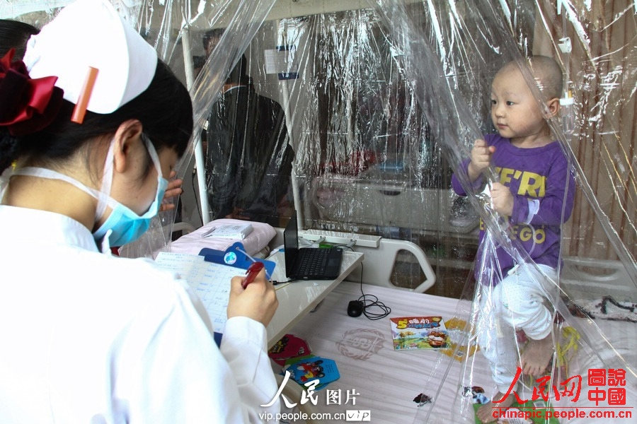 Yang hides away because of nervousness as a nurse wants to checks his condition. (Photo/vip.people.com.cn)