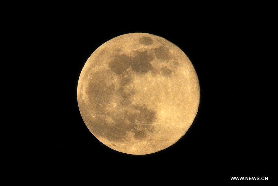 A full moon is seen in Kunming, capital of southwest China's Yunnan Province, June 23, 2013. The moon looks 14 percent larger and 30 percent brighter than usual on Sunday. The scientific term for the phenomenon is "perigee moon", but it is also known as a "super moon". (Xinhua/Lin Yiguang)
