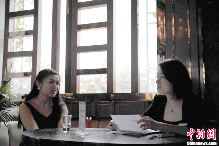 A marriage counselor holds an interview for a single female. A singles party organized by China Entrepreneur Club for Singles attracts many single females for entrance interview on June 23, 2013 in Nanning, capital of Guangxi Zhuang Autonomous Region. Men must pay 200,000 yuan membership fees while women must pass an interview, background investigation and image building for a membership. [Photo: chinanews.com]