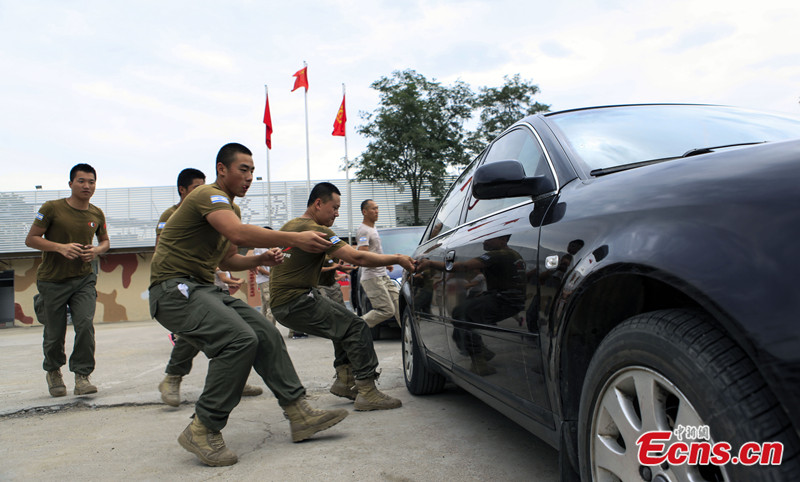More than 70 bodyguards are receiving trainings on protecting VIPs in Beijing. During the hell week, they are trained by foreign instructors more than 20 hours a day and one third will fail to advance to next phase of training. (CNS/Yang Yang)