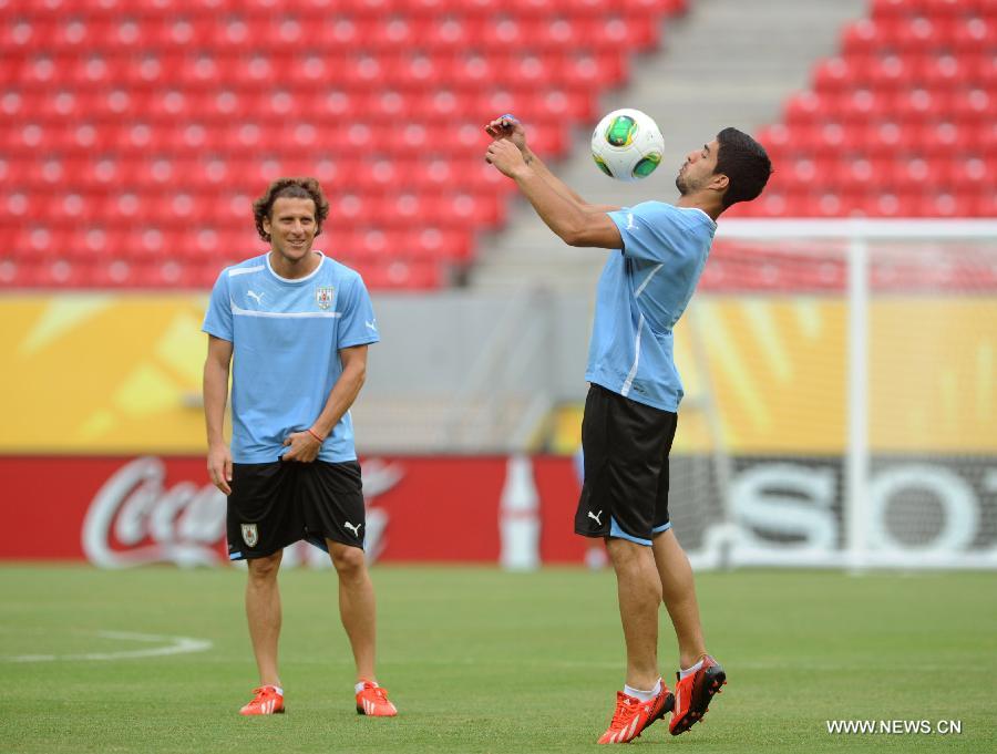 Uruguay's Diego Forlan (L) and Luis Suarez (R) participate in a training session at Arena Pernambuco Stadium in Recife, Brazil, on June 22, 2013. Uruguay will face Tahiti on Sunday in tis third match of the FIFA Confederations Cup Brazil 2013. (Xinhua/Weng Xinyang) 