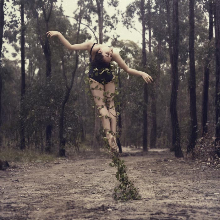 Photographer and former dancer Ingrid Endel completely transforms herself in a series of bewitching self-portraits. (Source: huanqiu.com)