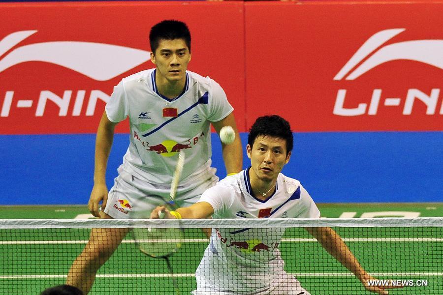 China's Cai Yun (R) and Fu Haifeng return the shuttlecock during the men's doubles semi-final match against Mohammad Ahsan and Hendra Setiawan of Indonesia in the Singapore Open badminton tournament in Singapore, June 22, 2013. Cai Yun and Fu Haifeng lost 0-2. (Xinhua/Then Chih Wey)