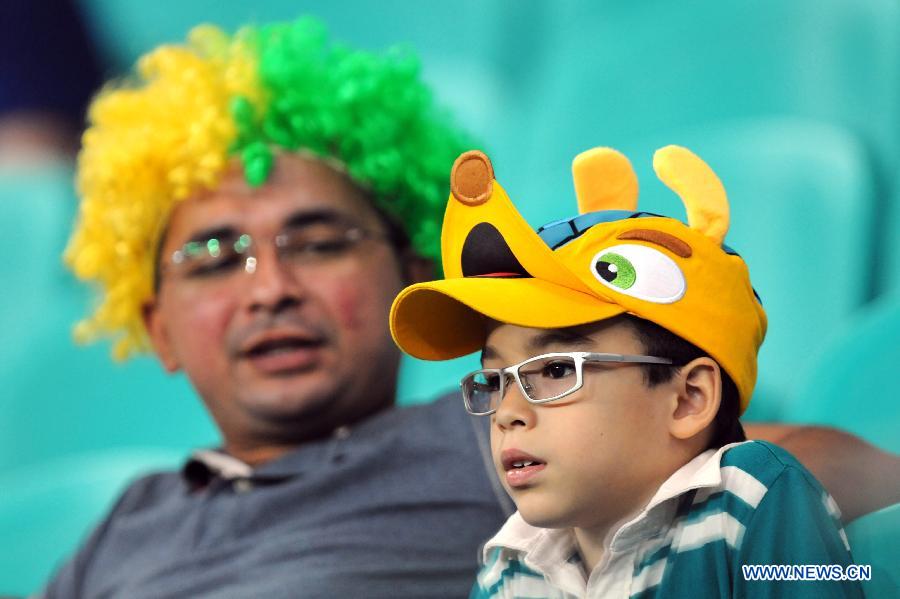 Two fans wait for the FIFA's Confederations Cup Brazil 2013 match between Uruguay and Nigeria in Salvador, Brazil, on June 20, 2013. Uruguay won 2-1. (Xinhua/Nicolas Celaya)