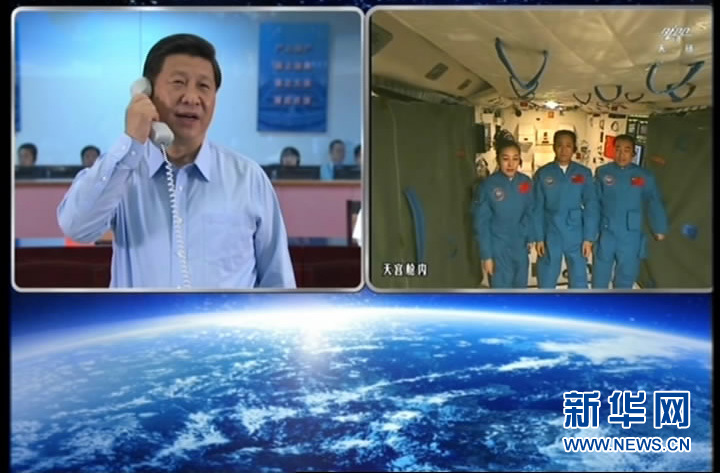Chinese President Xi Jinping comes to the Beijing Aerospace Control Center Monday morning to talk with the astronauts aboard Tiangong-1. (Xinhua)