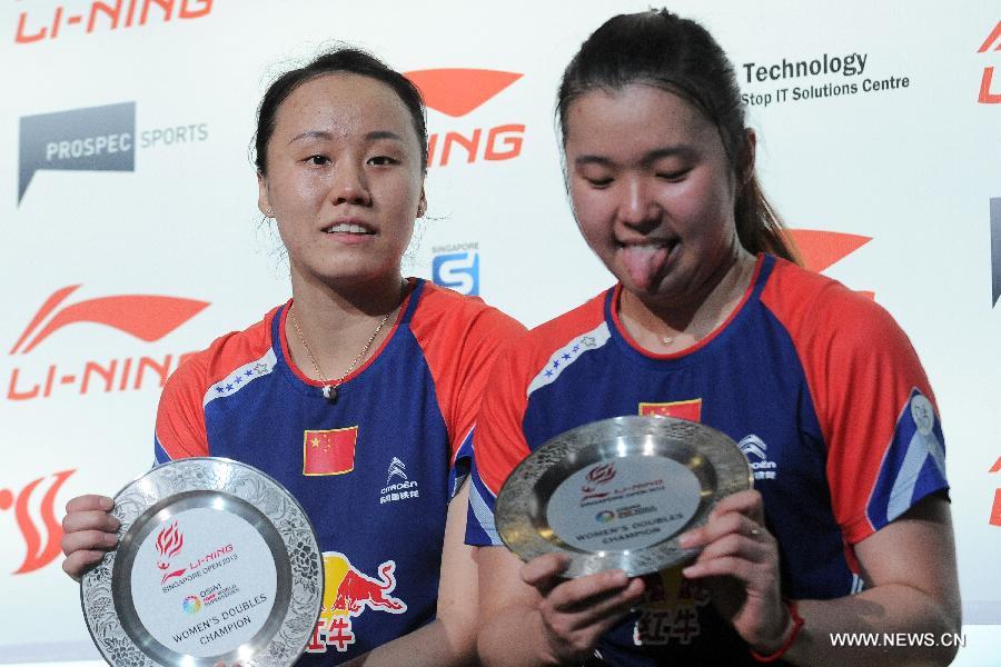 Zhao Yunlei (L) and Tian Qing of China attend the ceremony after winning their women's doubles finals against Misaki Matsutomo and Ayaka Takahashi of Japan in the Singapore Open badminton tournament in Singapore, June 23, 2013. Zhao Yunlei and Tian Qing won 2-0. (Xinhua/Then Chih Wey)