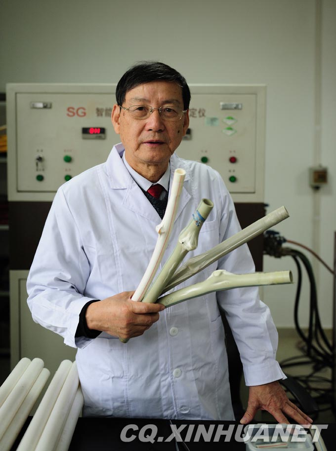 Lyu Changfu tests the quality of the PRP pipe in the laboratory. (Xinhua/ Huang Junhui)