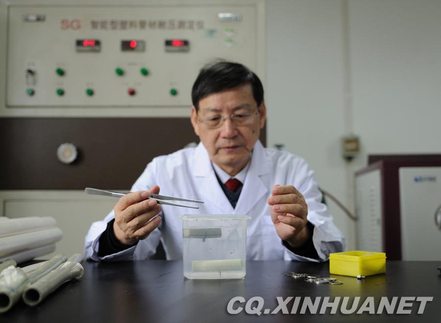 Lyu Changfu tests the quality of the PRP pipe in the laboratory. (Xinhua/ Huang Junhui) 