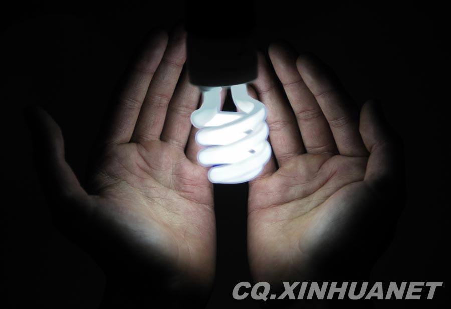Efficient light bulb of good quality will not change the color of the palm, but poor bulb distorts the color. (Xinhua/ Huang Junhui)  