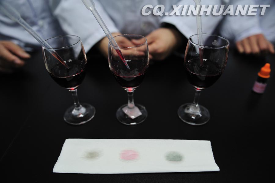 Different colors show different quality of the wine.  (Xinhua/ Huang Junhui) 