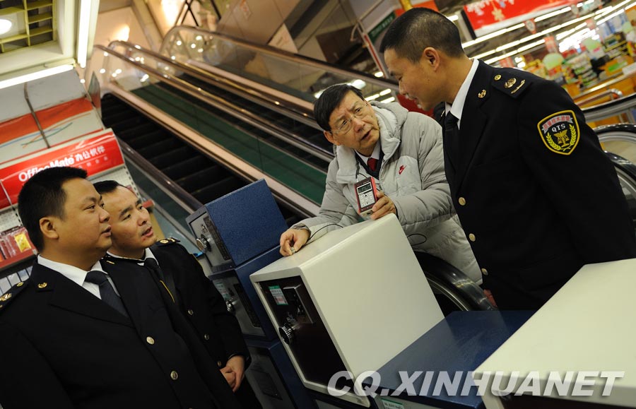 Lyu Changfu introduces how to test the thickness of the safe case. (Xinhua/ Huang Junhui) 