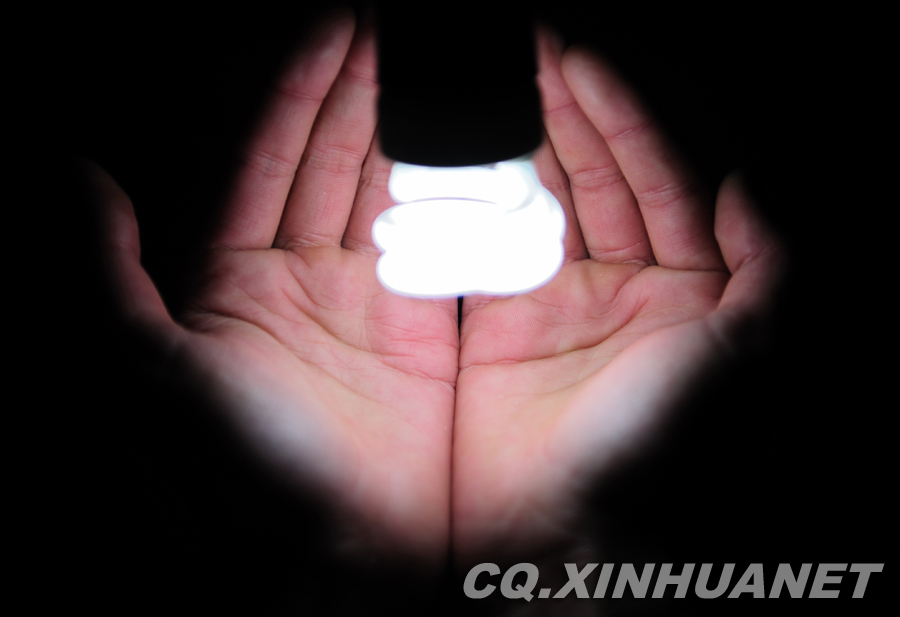 Efficient light bulb of good quality will not change the color of the palm, but poor bulb distorts the color. (Xinhua/ Huang Junhui) 