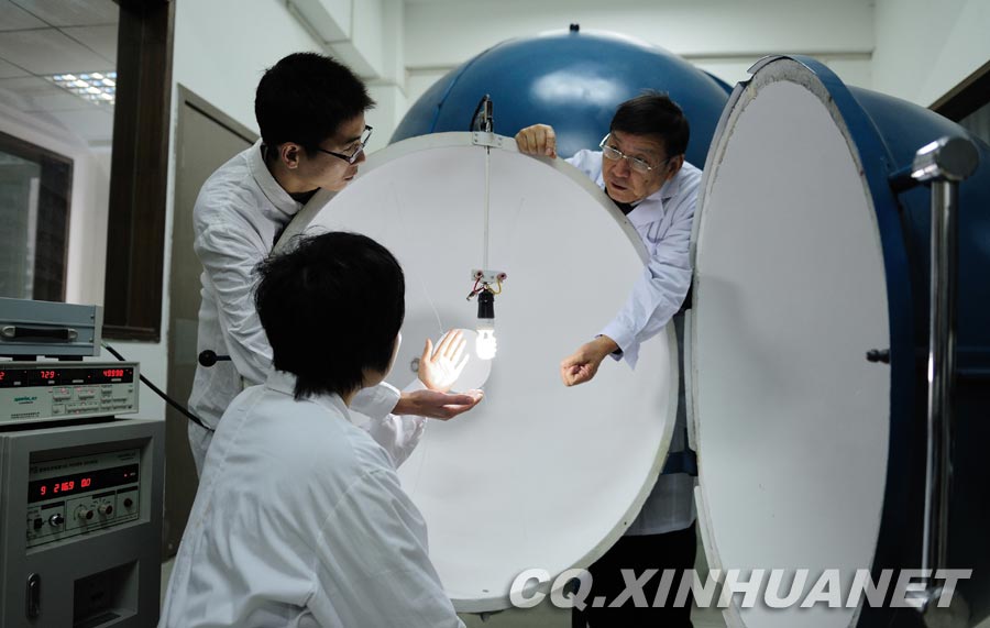 Laboratory staff members measure the lighting intensity. (Xinhua/ Huang Junhui) 