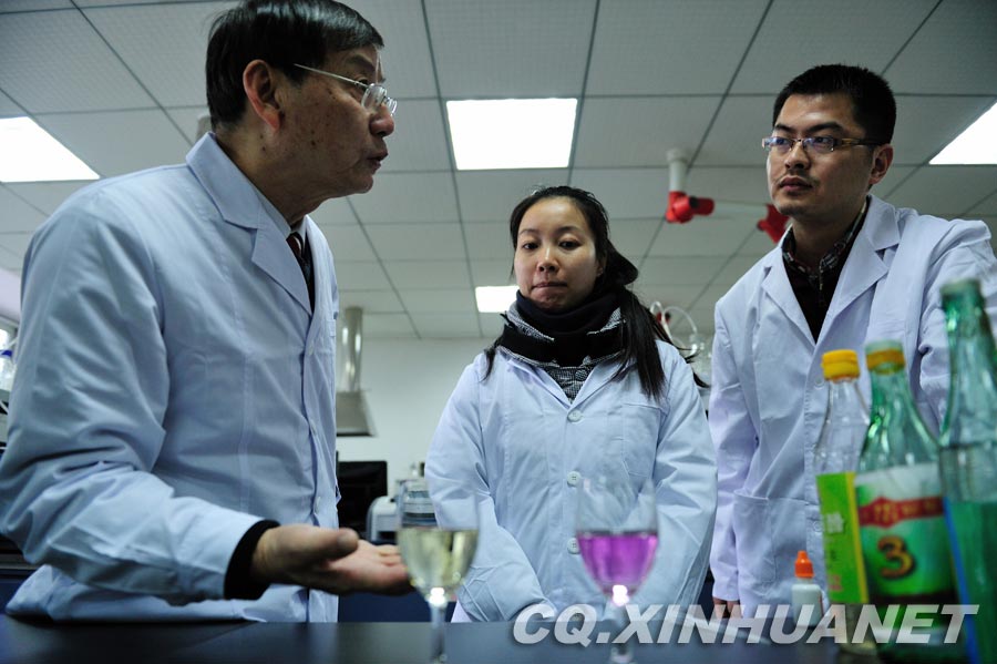 Lyu Changfu explains how to examine white vinegar to his assistant. (Xinhua/ Huang Junhui) 