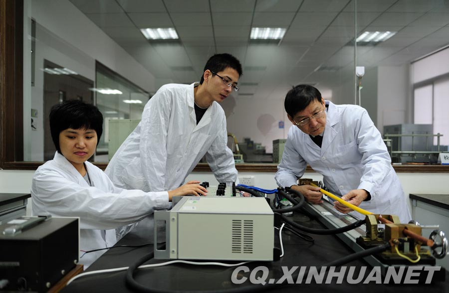 Lyu checks the quality of the electronic cable.  (Xinhua/ Huang Junhui) 