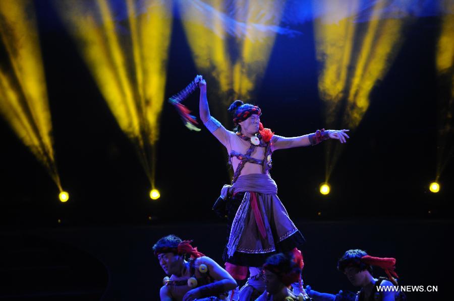 Artists perform during the closing ceremony of the 4th International Festival of Intangible Cultural Heritage in Chengdu, capital of southwest China's Sichuan Province, June 23, 2013. The nine-day festival kicked off here on June 15. (Xinhua/Xue Yubin)