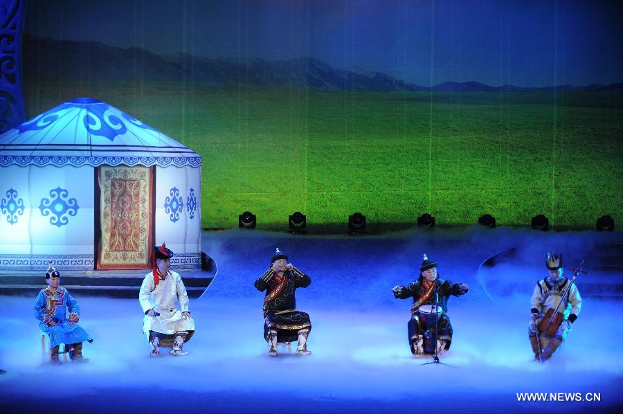 Artists perform during the closing ceremony of the 4th International Festival of Intangible Cultural Heritage in Chengdu, capital of southwest China's Sichuan Province, June 23, 2013. The nine-day festival kicked off here on June 15. (Xinhua/Xue Yubin)