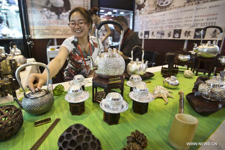 An exhibitor presents silver tea wares at the Luxury China 2013 exhibition in Beijing, capital of China, June 22, 2013. The 3-day exhibition kicked off on Saturday, with over 300 exhibitors participated. (Xinhua) 
