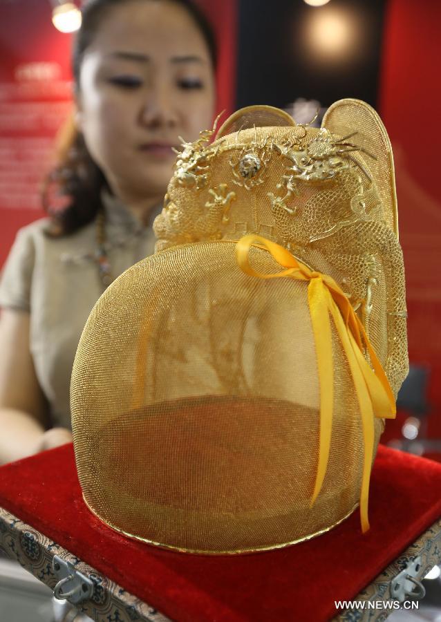 Photo taken on June 22 shows a crown of an emperor of Ming Dynasty (1368-1644) at the Luxury China 2013 exhibition in Beijing, capital of China. The 3-day exhibition kicked off on Saturday, with over 300 exhibitors participated. (Xinhua) 