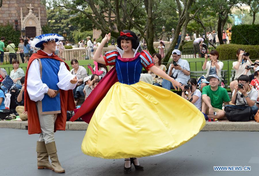 Tourists watch a celebration march of cartoon characters marking "Tanabata", or the Star Festival, at the Tokyo Disneyland in Urayasu, suburban Tokyo, June 24, 2013. Japanese celebrate the traditional Star Festival on July 7 annually. (Xinhua/Ma Ping)