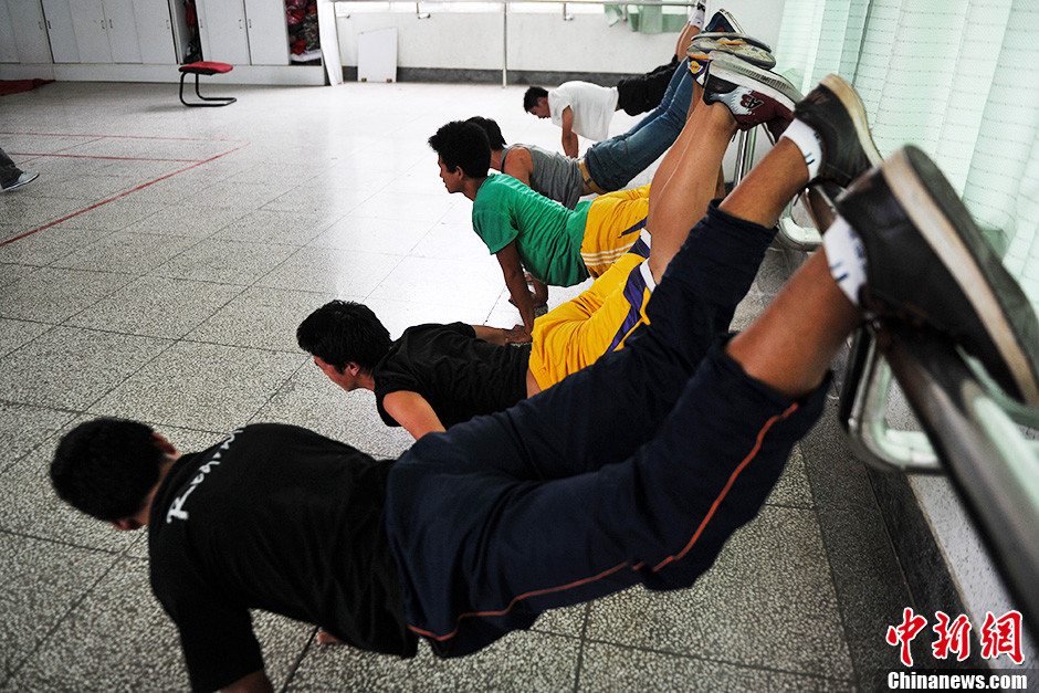 The class is in absolute quietness, and the messages are delivered by simple sign language and repeated dance movements only.(CNS/Ren Dong)