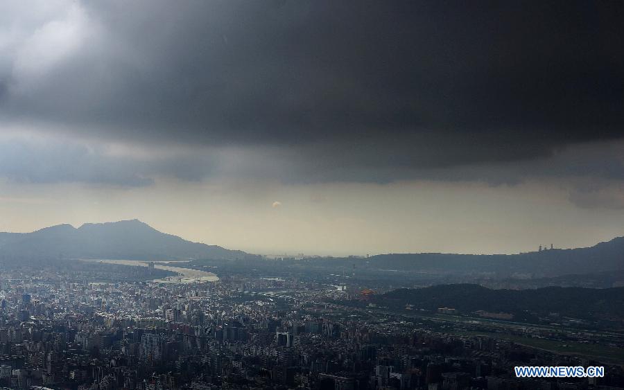 Photo taken on June 24, 2013 shows the scenery before the storm in Taipei, southeast China's Taiwan. The western area of Taipei was bathed in sunshine while the eastern area was hit by rain. (Xinhua/Tao Ming)