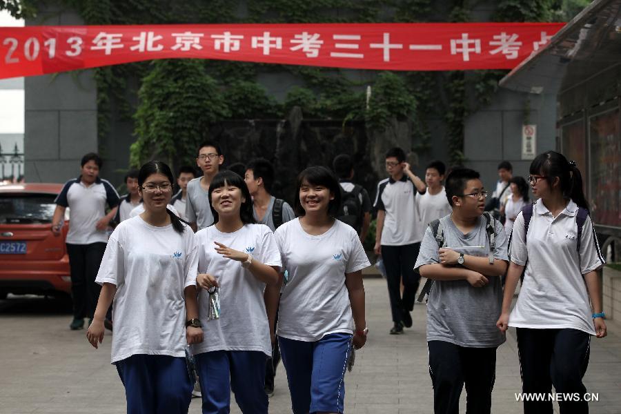Students taking the 2013 senior high school entrance examination walk out of the No. 31 Middle School in Beijing, capital of China, June 24, 2013. About 88,000 middle school students participated in the three-day examination which lasts from June 24 to June 26 in Beijing. (Xinhua/Jin Liwang) 