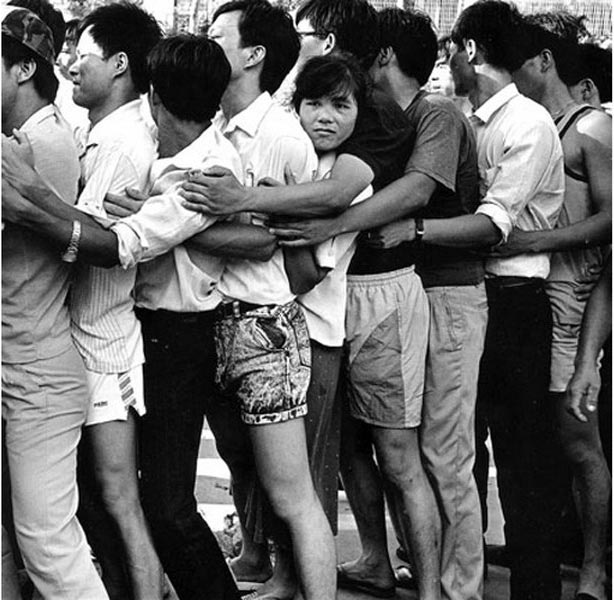 Under disorderly situation, hundreds and thousands of people had to hug others' back in the queue waiting to buy shares. (File Photo)