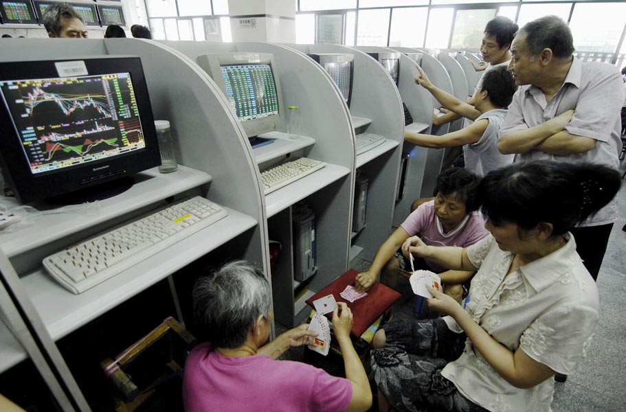 Stock investors play cards at a security exchange on September 5, 2008. Chinese shares slumped from the highest 6,124.04 points on Oct. 16 2007 to 1,664.93 on Oct. 28, 2008, falling more than 60 percent. (File Photo) 