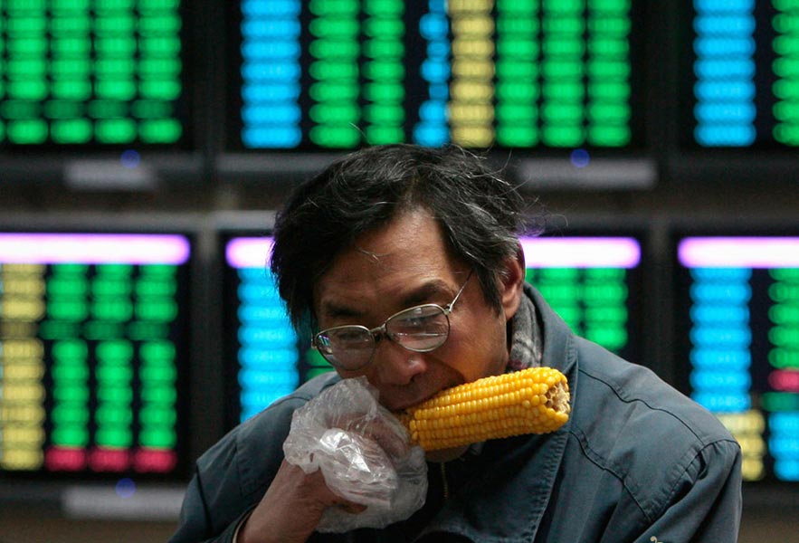 A stock investor eats corn in a trading hall of Nanjing Securities Co., Ltd. on Jan. 22, 2008. Chinese shares slumped from the highest 6,124.04 points on Oct. 16 2007 to 1,664.93 on Oct. 28, 2008, falling more than 60 percent. (File Photo) 