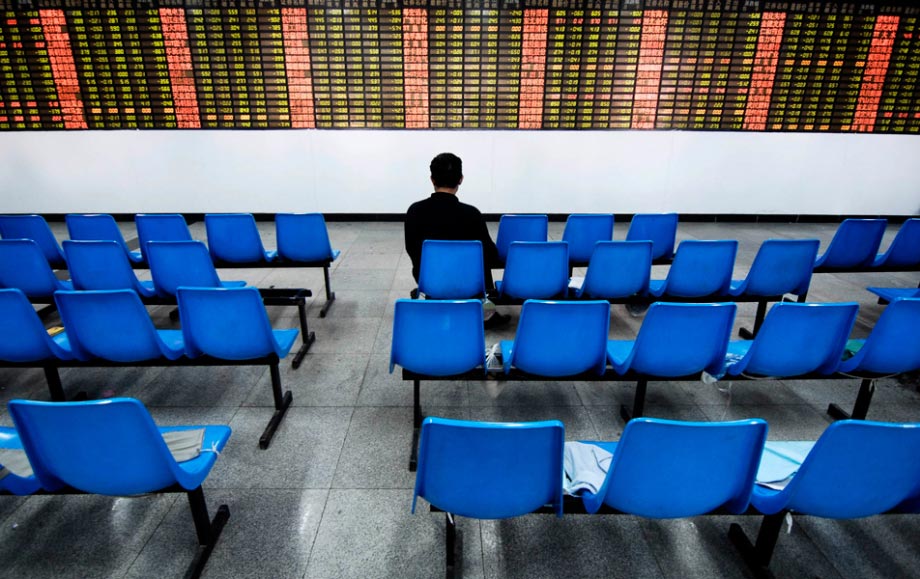 Business is dull in a security firm in Xiangfan, Hubei, on Oct. 16, 2008. Chinese shares slumped from the highest 6,124.04 points on Oct. 16 2007 to 1,664.93 on Oct. 28, 2008, falling more than 60 percent. (File Photo) 