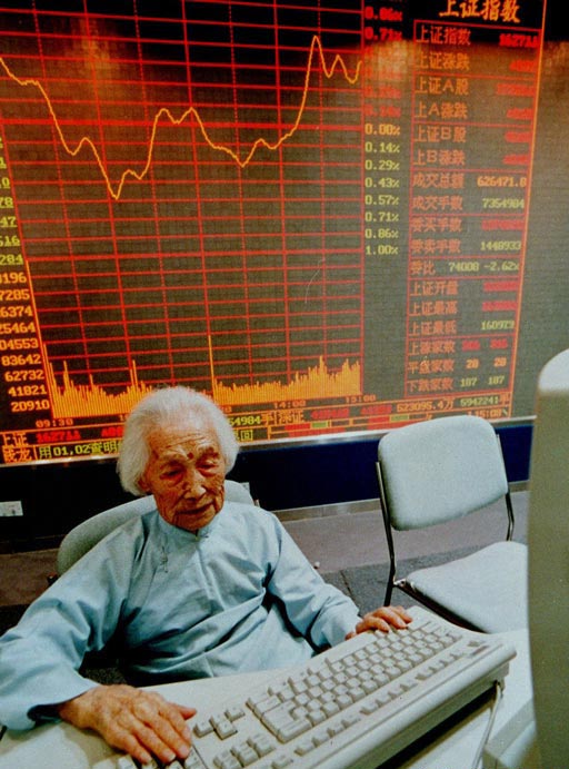 Chu Shiya, the oldest stock investor of SSE, was born on July 16, 1899. Her life was getting better and better. She decided to invest in the stock market after she saw bank interest was cut. Chu Shiya holding her ID card opens a stock account on Jan. 8, 1999. (File Photo) 