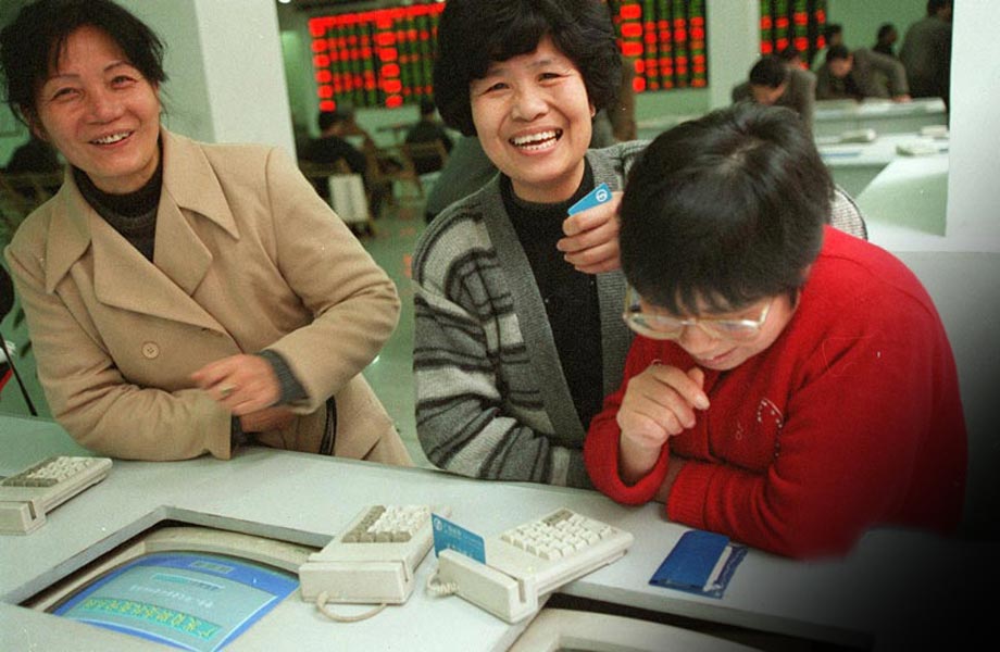 Investors make deals in a trading hall of the security business department of Guangdong Development. After experiencing one-month slump, the Shanghai stock market rebound on Dec 22, 1998. SSE Composite index closed at 1,186 points, 32 points higher than previous trading day, and transaction value reached at 2.6 billion. (Xinhua/ Zhang Ming) 