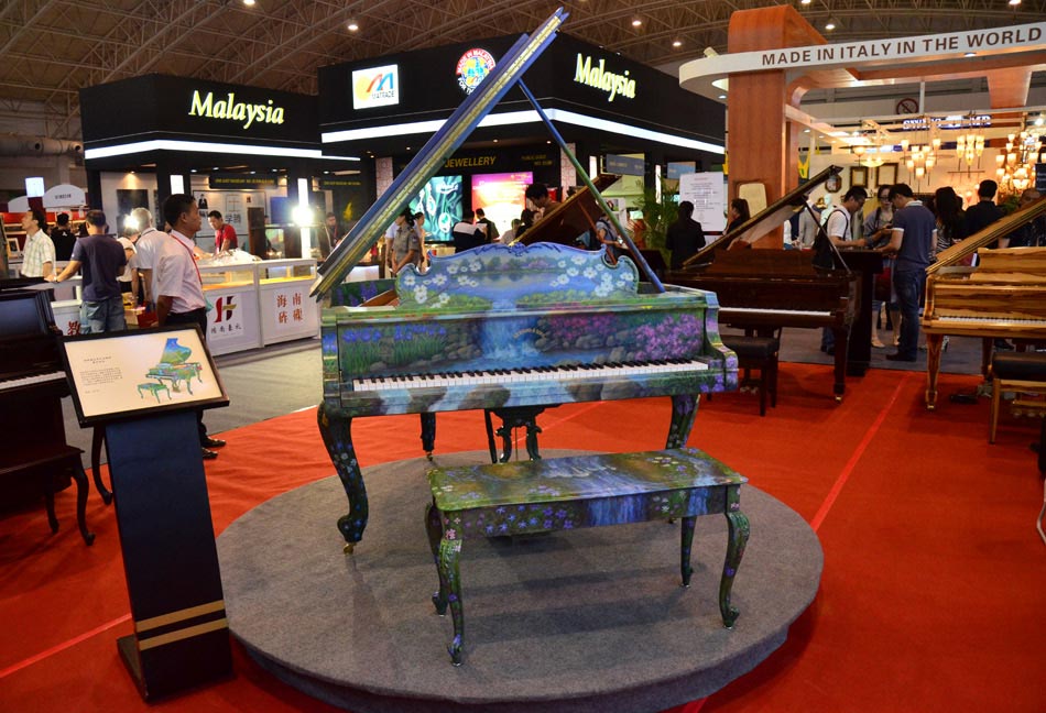 Photo taken on June 22 shows a piano at the Luxury China 2013 exhibition in Beijing on June 22, 2013. The 3-day exhibition closed on June 24 at the China International Exhibition Center in Beijing. [Wang Yu / chinadaily.com.cn ]