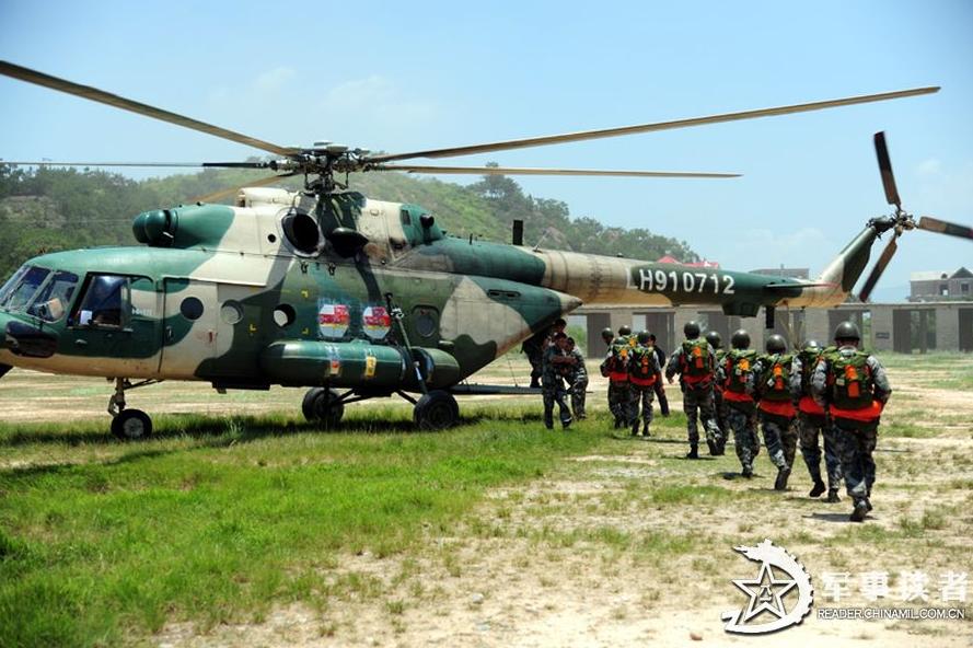A regiment under the Nanjing Military Area Command (MAC) of the Chinese People's Liberation Army (PLA) conducts parachute training in late June. (China Military Online/Xiao Qingming)