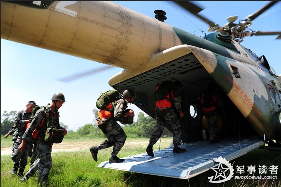 A regiment under the Nanjing Military Area Command (MAC) of the Chinese People's Liberation Army (PLA) conducts parachute training in late June. (China Military Online/Xiao Qingming)