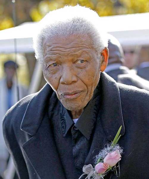 Former South African President Nelson Mandela attends the funeral of his great-granddaughter who was killed in car crash last week. (Photo source: news.cn)　