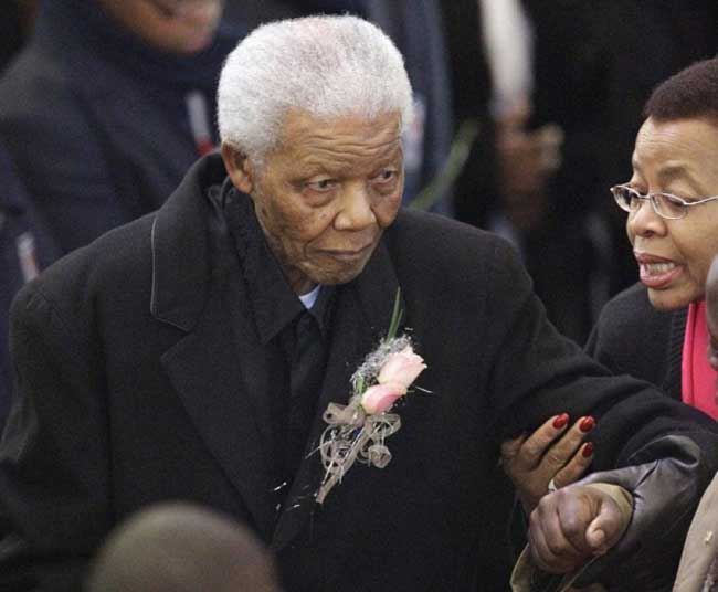 Former South African President Nelson Mandela attends the funeral of his great-granddaughter who was killed in car crash last week. (Photo source: news.cn)