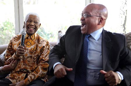 Former South African President Nelson Mandela (L) and current President Jacob Zuma celebrate Mandela's 91st birthday at his home in Johannesburg July 18, 2009. (Xinhua/AFP Photo)