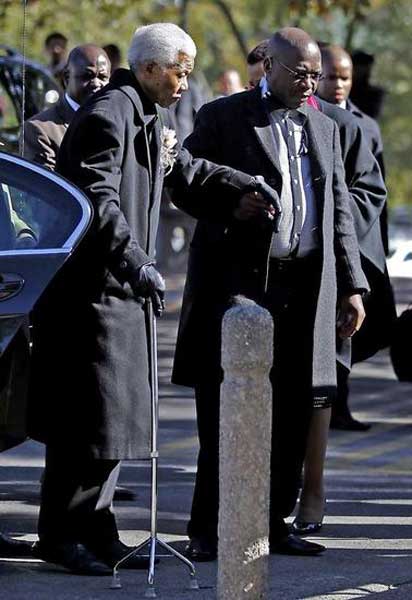 Former South African President Nelson Mandela (L) attends the funeral of his great-granddaughter who was killed in car crash last week. (Photo source: news.cn)