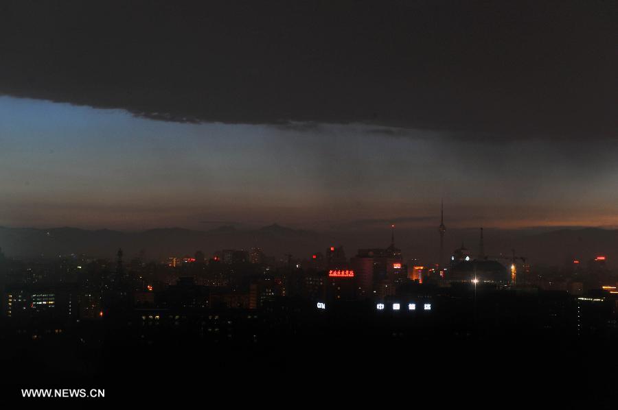 Photo taken on June 24, 2013 shows the cloud after rain in Beijing, capital of China, June 24, 2013. Thunder storm visited the capital city on Monday night. (Xinhua/Chen Yehua)
