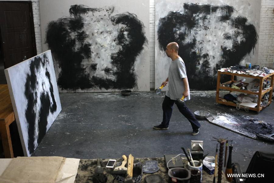 Zhang Fangbai, a 51-year-old painter, draws a picture at his studio in Beijing, capital of China, June 19, 2013. Zhang has specialized in painting eagles for a dozen of years. (Xinhua/Wu Xiaochu) 