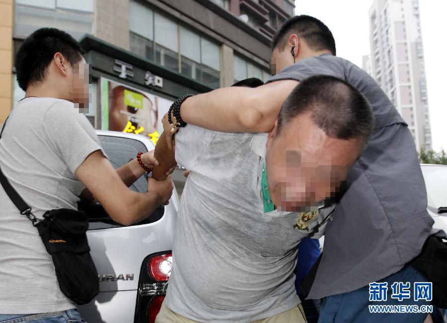 A suspect drug dealer is caught in Shanghai, June 24, 2013. (Photo/Xinhua)