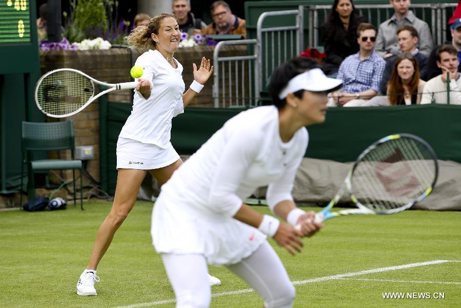 Shahar Peer of Israel (Rear) and Yan Zi of China compete during the first round of the women's doubles against Raquel Kops-Jones and Abigail Spears of the United States at the Wimbledon Lawn Tennis Championships in the All England Lawn Tennis and Croquet Club in London, Britain, on June 24, 2013. Raquel Kops-Jones and Abigail Spears won 2-0. (Xinhua/Tang Shi)