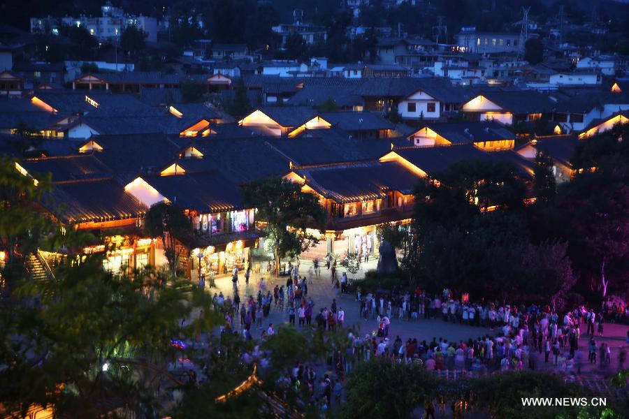 Photo taken on June 23, 2013 shows the evening scenery of the Old Town of Lijiang, southwest China's Yunnan Province. Lijiang has entered the peak tourism season with the coming of the summer. (Xinhua/Liang Zhiqiang) 