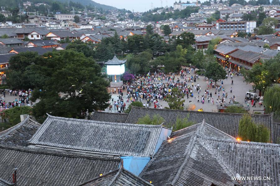 Tourists visit the Old Town of Lijiang, southwest China's Yunnan Province, June 23, 2013. Lijiang has entered the peak tourism season with the coming of the summer. (Xinhua/Liang Zhiqiang)