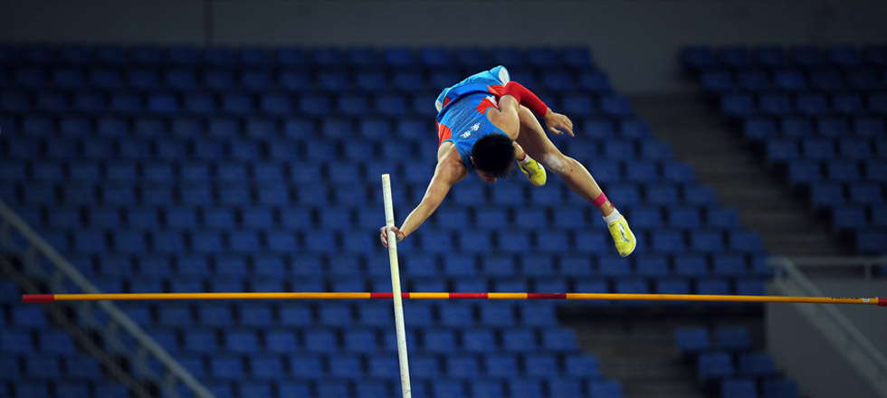 Xu Qing does pole vaulting in 2013 National Track and Field Championships held in Olympic Center in Shenyang, northeast China’s Liaoning province on June 15, 2013. (Photo by Yao Jianfeng/Xinhua)