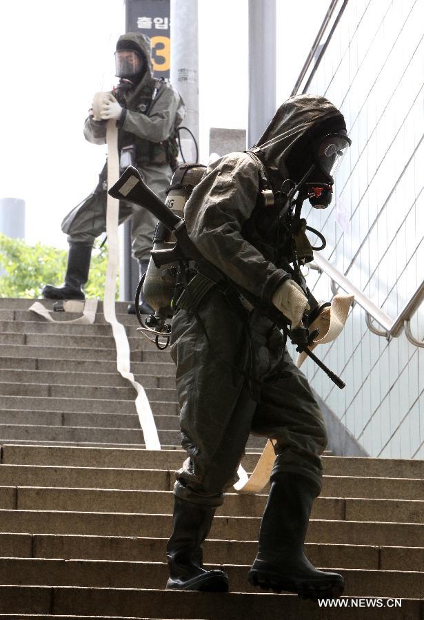 Soldiers take part in an anti-chemical terror attack exercise in Seoul, South Korea, June 25, 2013. South Korean military, police and government missions participated in the anti-terror exercise, part of the annual training, Hwarang Drill. (Xinhua/Park Jin-hee) 