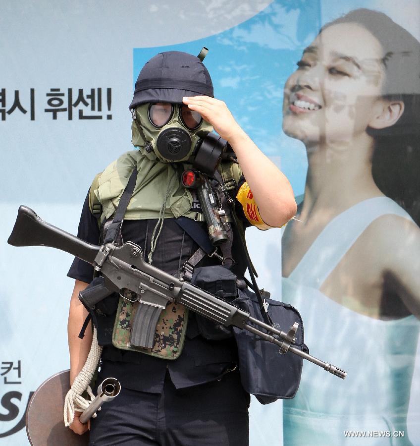 A policeman takes part in an anti-chemical terror attack exercise in Seoul, South Korea, June 25, 2013. South Korean military, police and government missions participated in the anti-terror exercise, part of the annual training, Hwarang Drill. (Xinhua/Park Jin-hee)